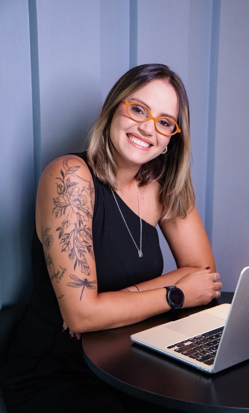 Rafa Campelo sorrindo ao lado do notebook